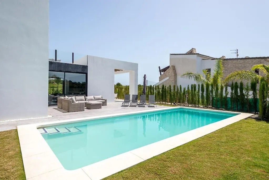 Casa Innes: Entire 5 Bed Modern Villa. Pool. Valle Romano Estepona Spain