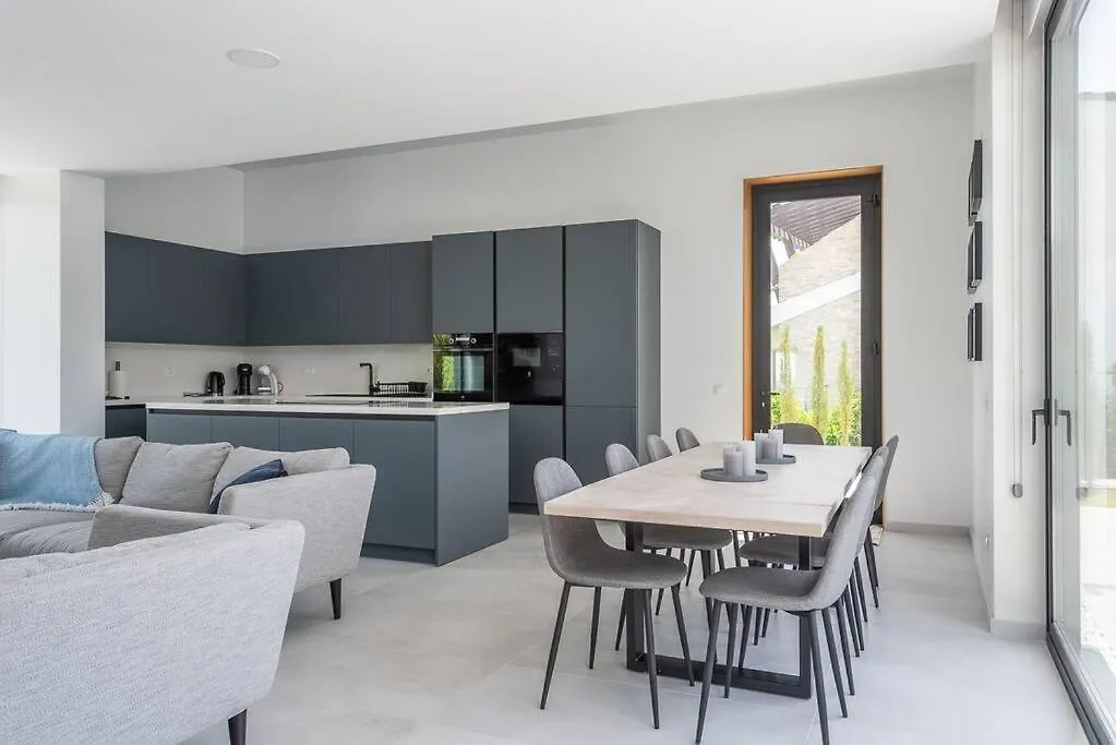 Casa Innes: Entire 5 Bed Modern Villa. Pool. Valle Romano Estepona Villa