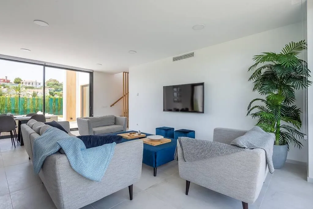 Casa Innes: Entire 5 Bed Modern Villa. Pool. Valle Romano Estepona Villa