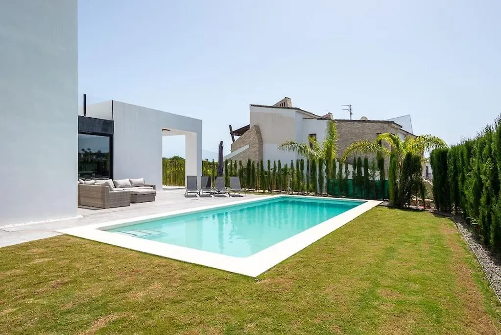 Casa Innes: Entire 5 Bed Modern Villa. Pool. Valle Romano Estepona