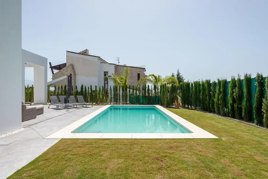Casa Innes: Entire 5 Bed Modern Villa. Pool. Valle Romano Estepona Spain