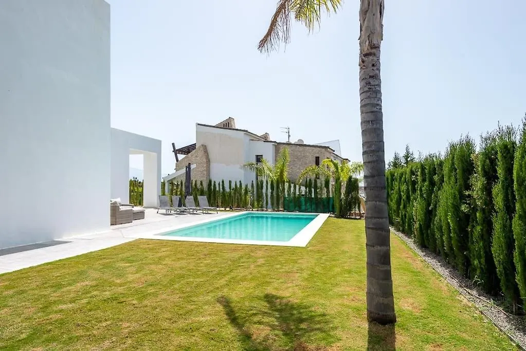 Casa Innes: Entire 5 Bed Modern Villa. Pool. Valle Romano Estepona Villa